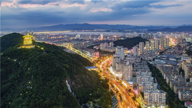 臺州新春第一會，3位企業家坐主席臺，書記到臺前為他們頒獎