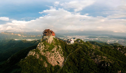 浙江臺州溫嶺市的樓旗尖,是當地地標性建筑,被稱為小布達拉宮。當天爬到山頂,無人機頻頻被鷹騷擾,差點被叼走,還好有驚無險,可惜還是錯過了最美的朝霞。